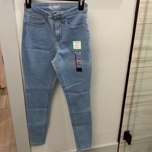 Size 7 SKINNY High rise jeans. Light blue.